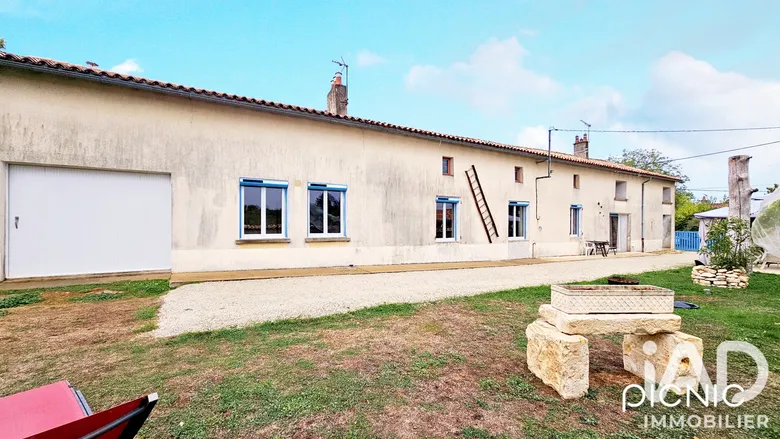 Maison 6 pièces 184 m² · à Mairé-Levescault · 184 m² · 155 000 €
