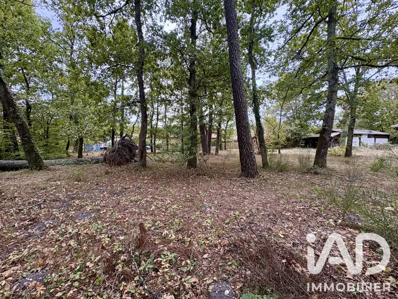 Terrain à bâtir à Saint-Selve (33650) · 128 000 €