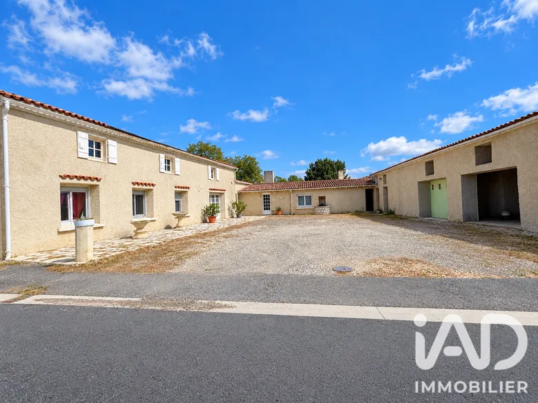 Maison 9 pièces 255 m² · à Saint-André-de-Lidon · 255 m² · 300 000 €