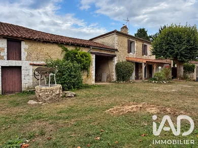 House in Mouton (16460)