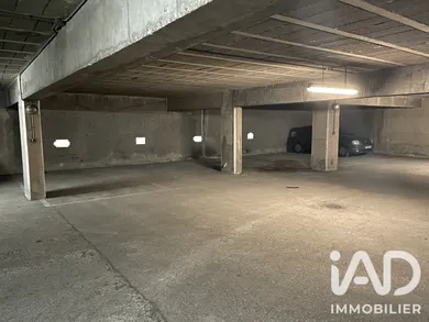 Parking à Paris (75010)