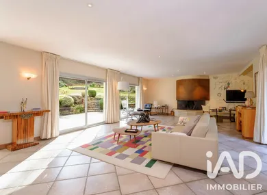 Architectural house in Saint-Forget (78720)