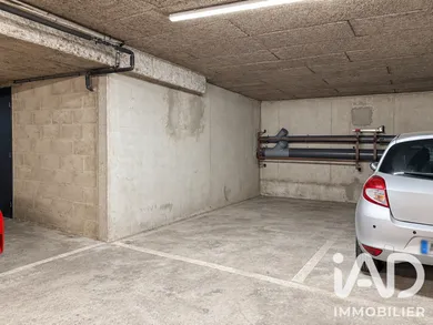 Parking à Paris (75011)