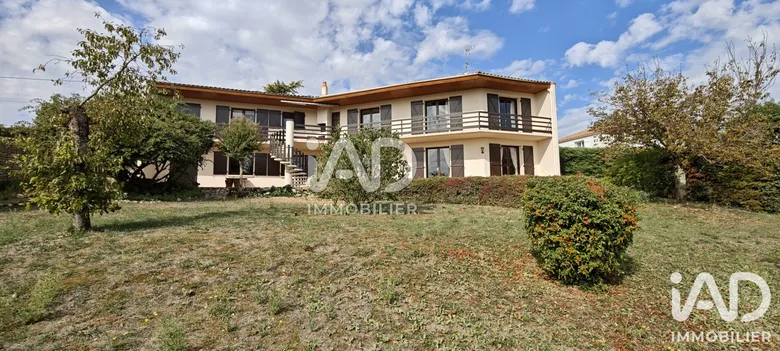 Maison 8 pièces 212 m² · à Fontenay-le-Comte · 212 m² · 346 200 €