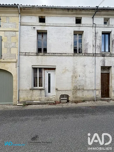 Maison de ville à Burie (17770)