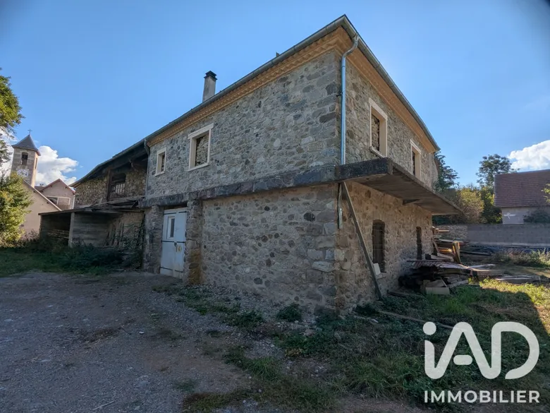 Maison 10 pièces 475 m² · à Poligny · 475 m² · 220 000 €