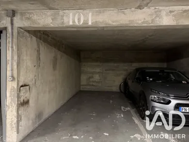 Parking à Paris (75017)