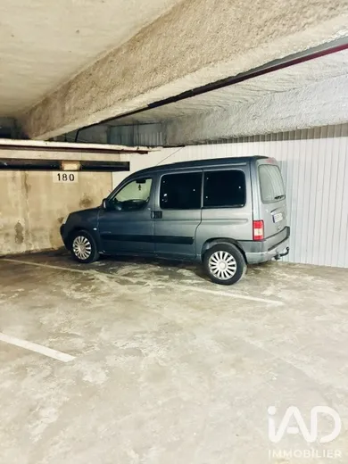 Parking à Paris (75018)