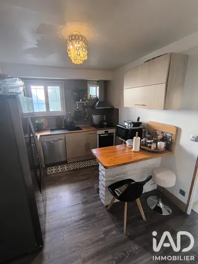 Immeuble à Saint-Denis-de-l'Hôtel (45550)