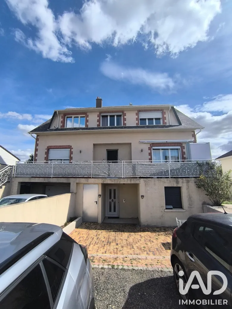 Immeuble 265 m² · à Saint-Denis-de-l'Hôtel · 265 m² · 532 000 €