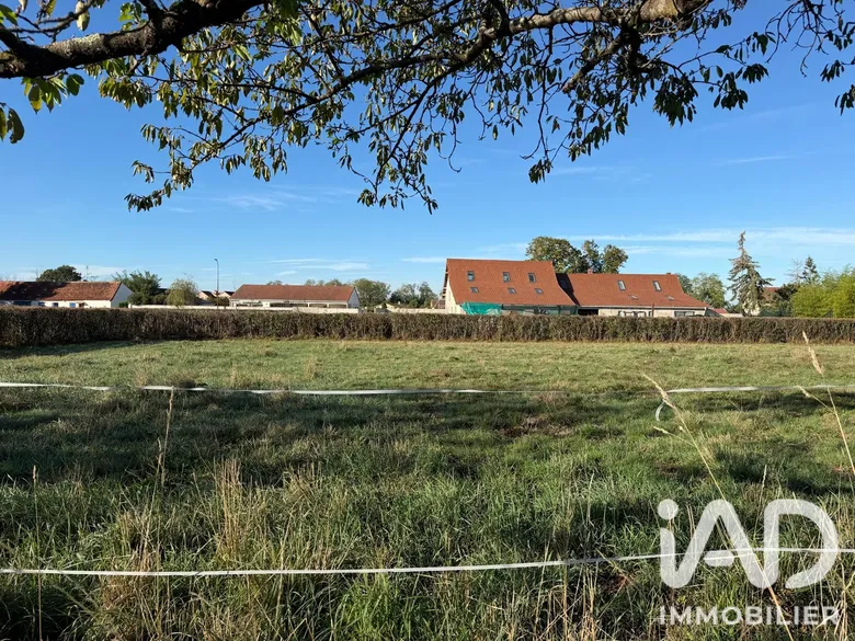 Terrain 704 m² · à Varenne-Saint-Germain · 18 200 €