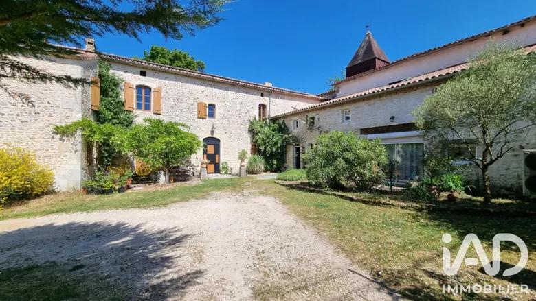Maison 12 pièces 361 m² · à La Tâche · 361 m² · 343 000 €