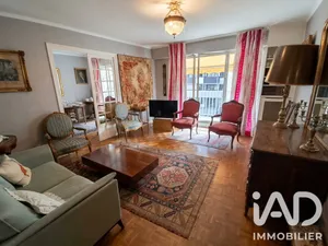 Apartment in Paris (75015)
