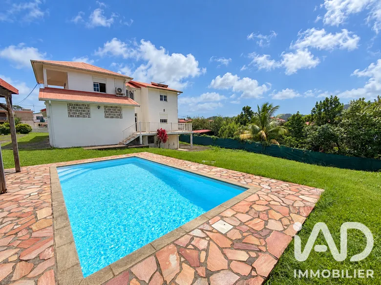 Maison 6 pièces 176 m² · au Robert · 176 m² · 2 900 €/mois
