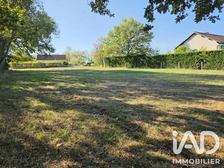 Terrain 2162 m² · à Dornes · 43 000 €