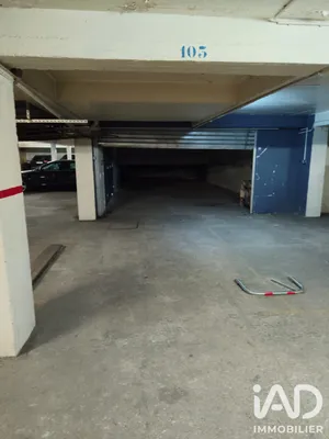 Parking in Paris (75010)