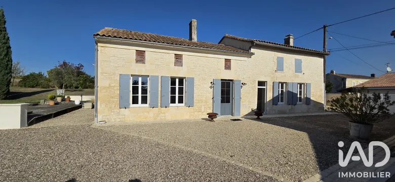Maison 13 pièces 500 m² · à Saint-Germain-de-Lusignan · 500 m² · 751 000 €
