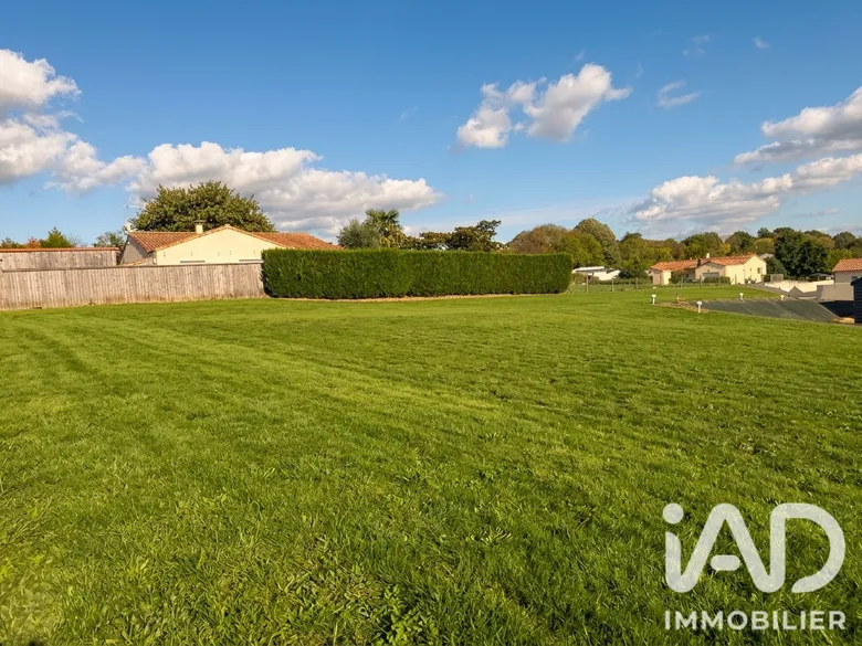 Terrain 1566 m² · à La Châtaigneraie · 44 000 €