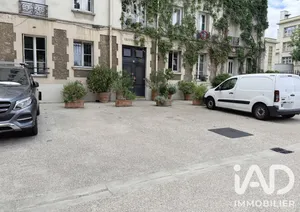 Parking in Paris (75010)