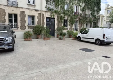 Parking in Paris (75010)