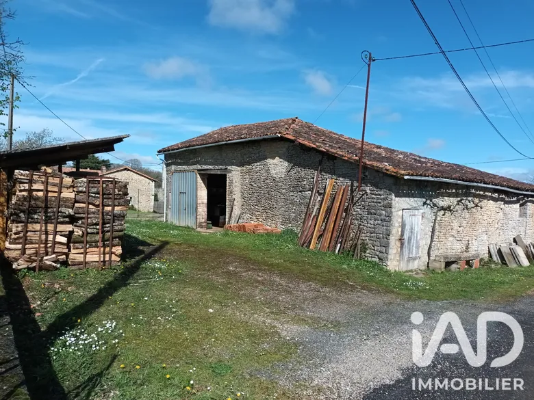 Maison 1 pièce 185 m² · à Nanteuil-en-Vallée · 185,4 m² · 35 000 €