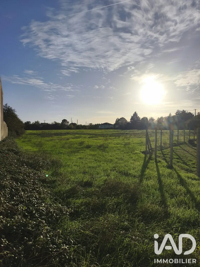 Terrain 10470 m² · à Saint-Hilaire-la-Palud · 350 000 €
