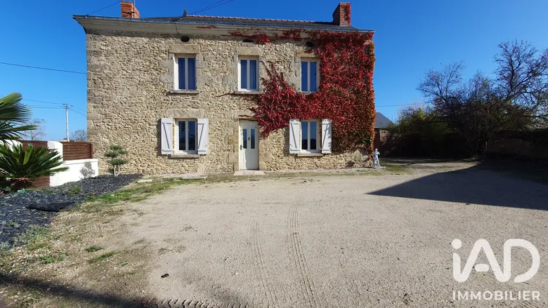 Maison 6 pièces 199 m² · à Aubigné-sur-Layon · 199 m² · 228 000 €